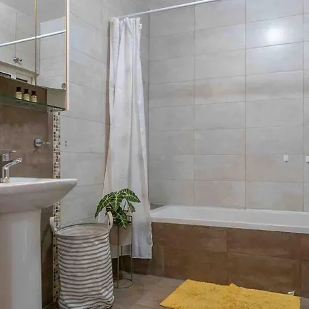 Modern 2 Double Bedroom Yard & Fully Ac